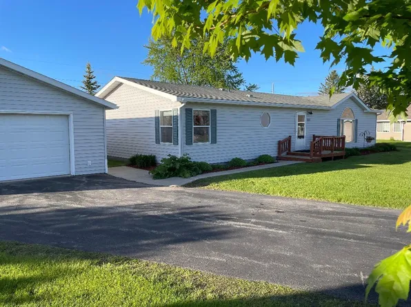 105 Allwood Ct, Thief River Falls, MN 56701