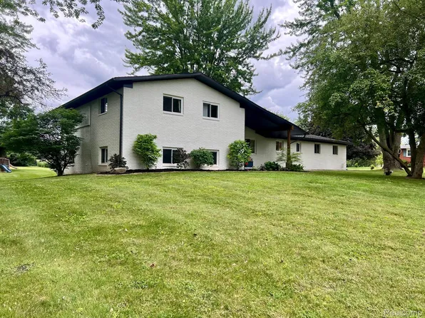 1686 Madeline Dr, Lapeer, MI 48446