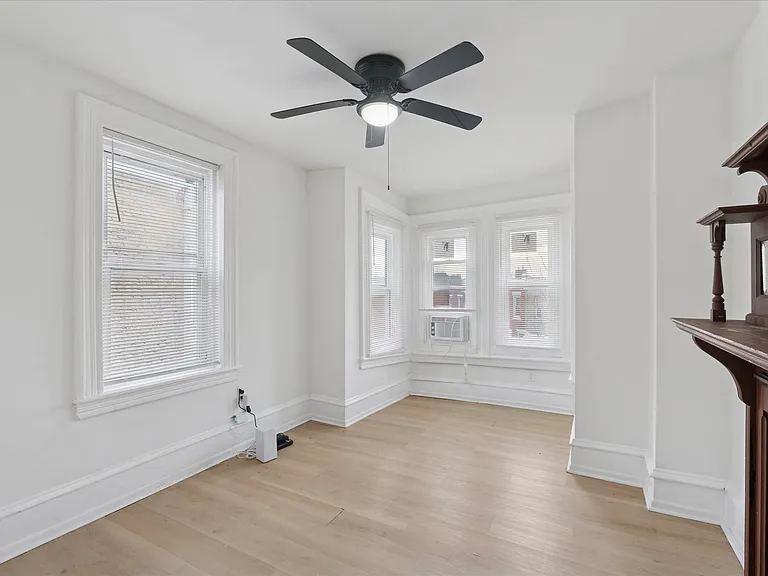 2054 W Glenwood Ave — Photo 10