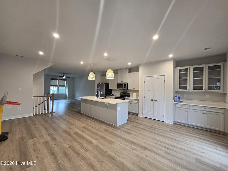 302 Fost Blvd — Photo 3