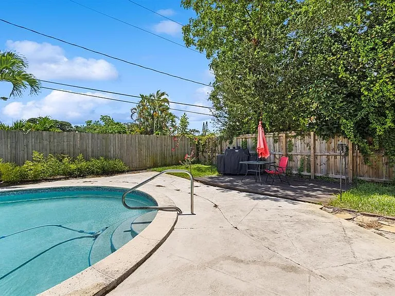 2440 SW 16th St — Photo 33
