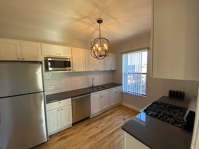 West Franklin Avenue Apartments — Photo 13