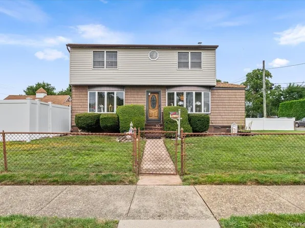 10 Enness Avenue, Bethpage, NY 11714