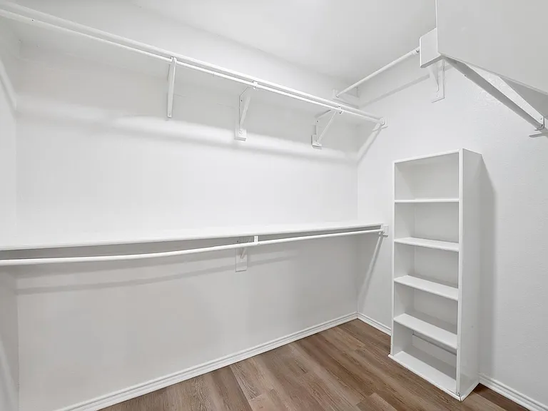 7548 Meadow Creek Dr — Photo 17