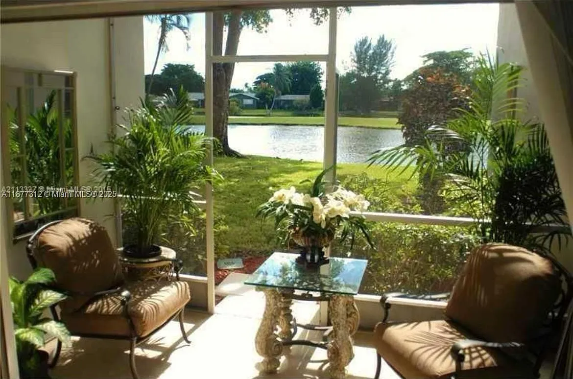 2 bed, 856 sqft, $2,090 — Photo 1