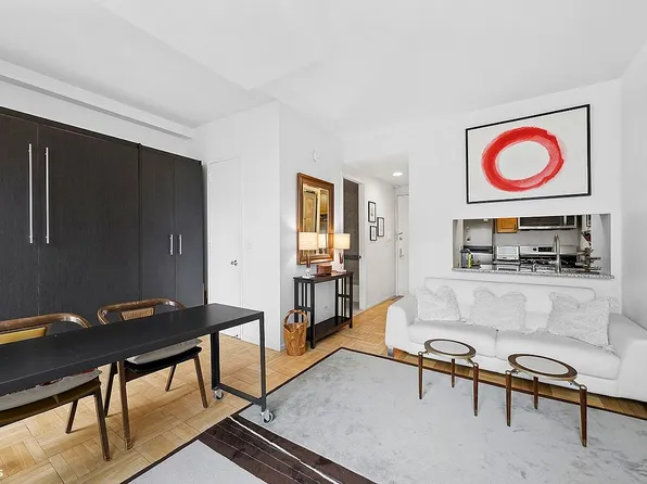 236 E 47th St APT 8D, New York, NY 10017