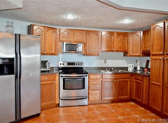 3rd image of 1000 Parkview Dr APT 412