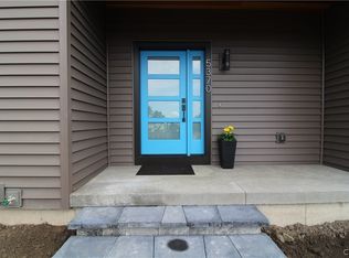 7091 Lakeshore Rd, Cicero, NY 13090