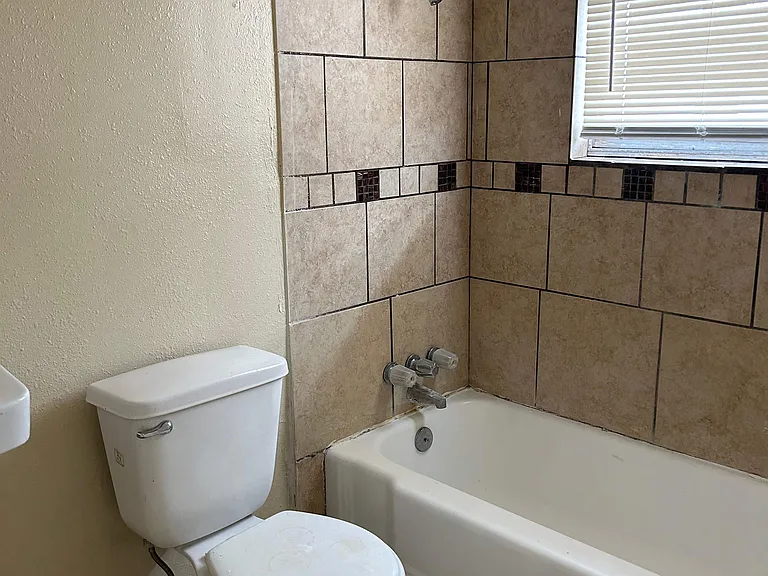 1807 Mulford St — Photo 7