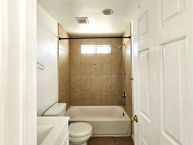 656 W 21st St — Photo 14