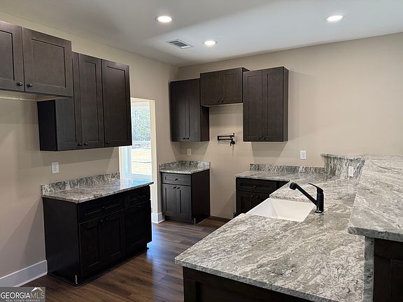 2nd image of 70 Oxford Rd