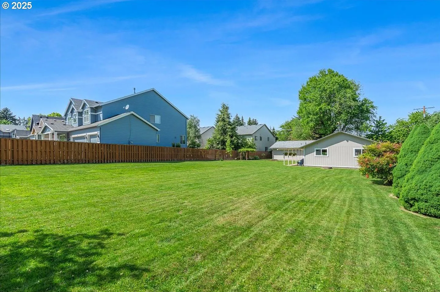 Beautifully renovated single family home on extra-large lot with shop. — Photo 2