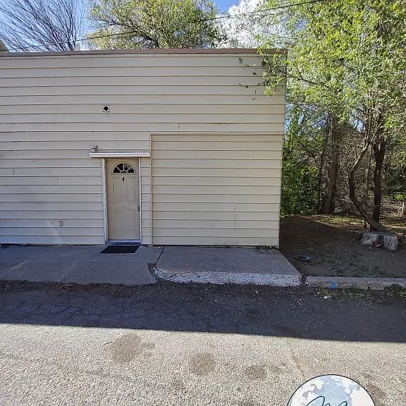 Beautiful location right on the river and adjacent to the City Park — Photo 34