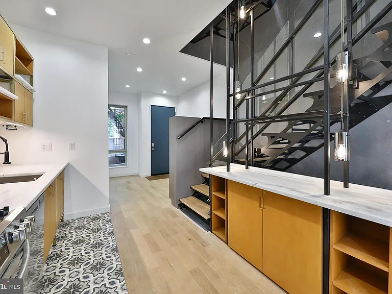725 S 6th St — Photo 2