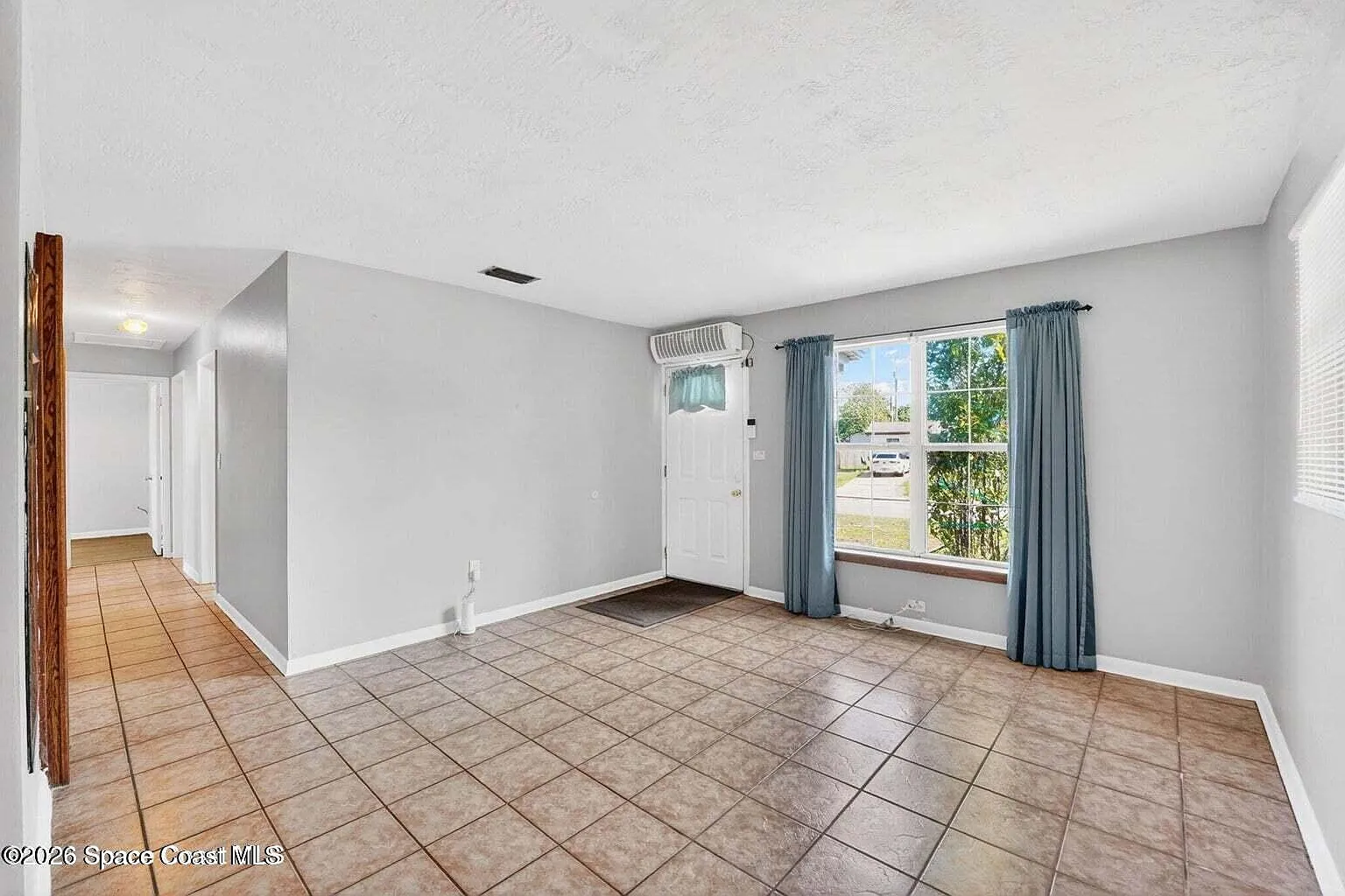 3 bed, 1.0 bath, 920 sqft, $1,750 — Photo 2