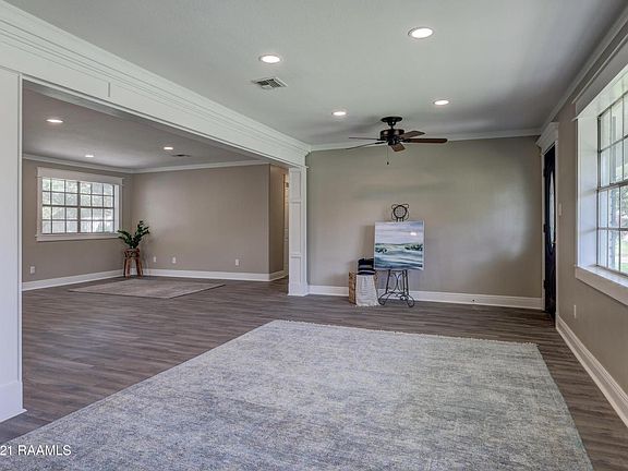 5th image of 305 Bonaire Dr