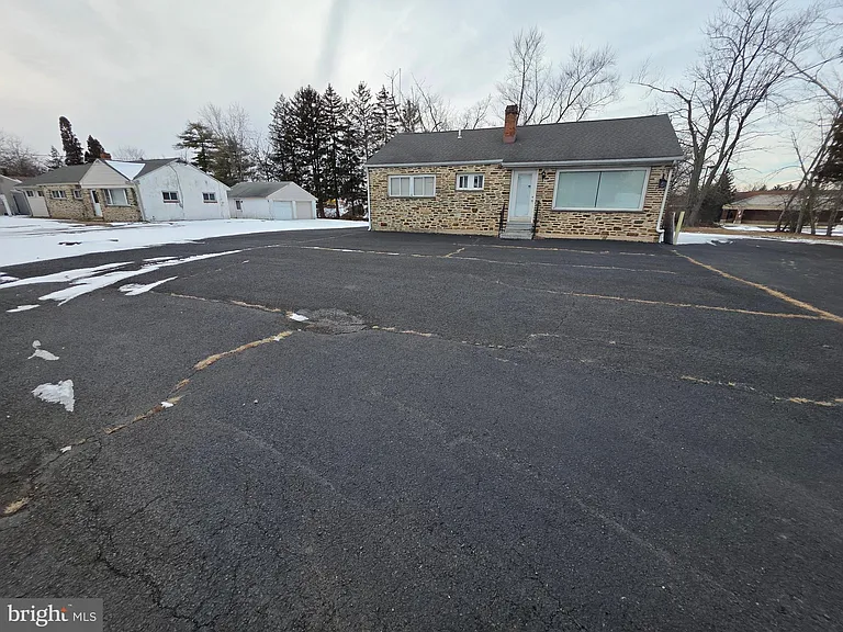 513 W Butler Ave — Photo 2