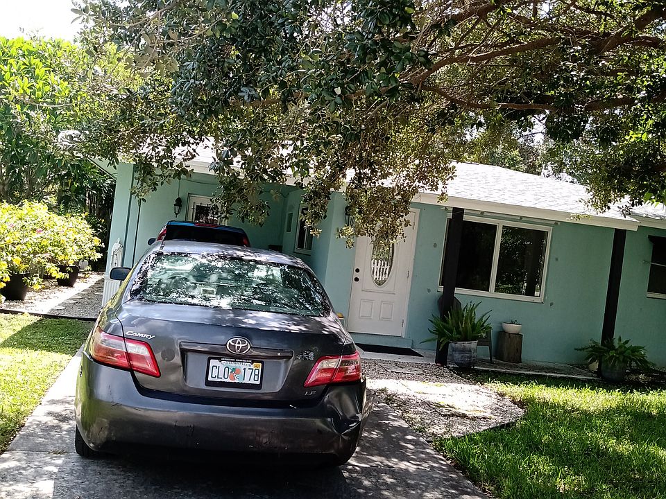 2nd image of 512 S Lake Dr