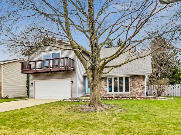 1043 Cedar Crest Dr, Crystal Lake, IL 60014