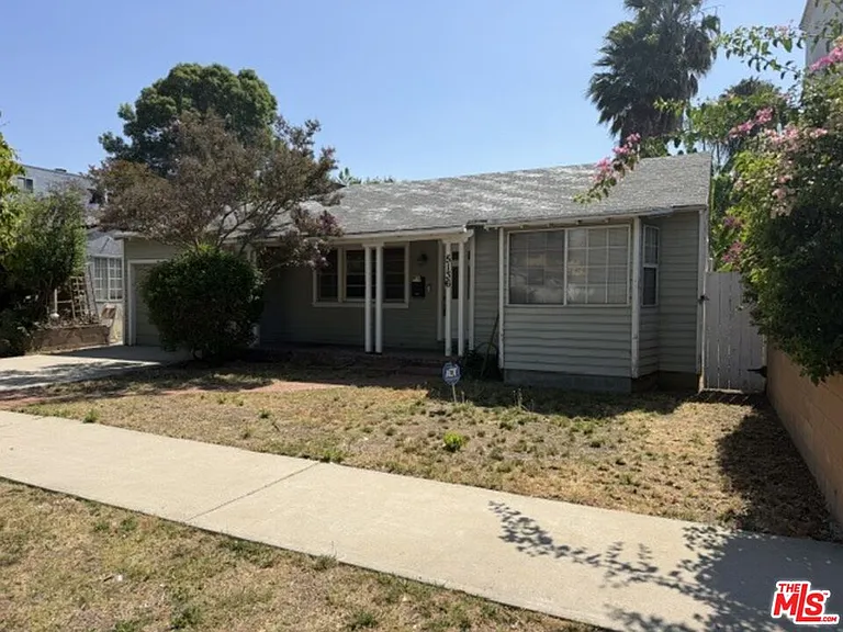 5136 Noble Ave — Photo 3
