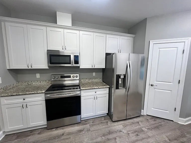 504 E Magee St — Photo 6
