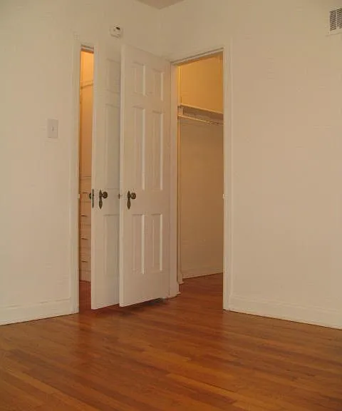 Bedroom 1 11'x 11'6"
Walk-in closet 6' x 4'
Portable AC