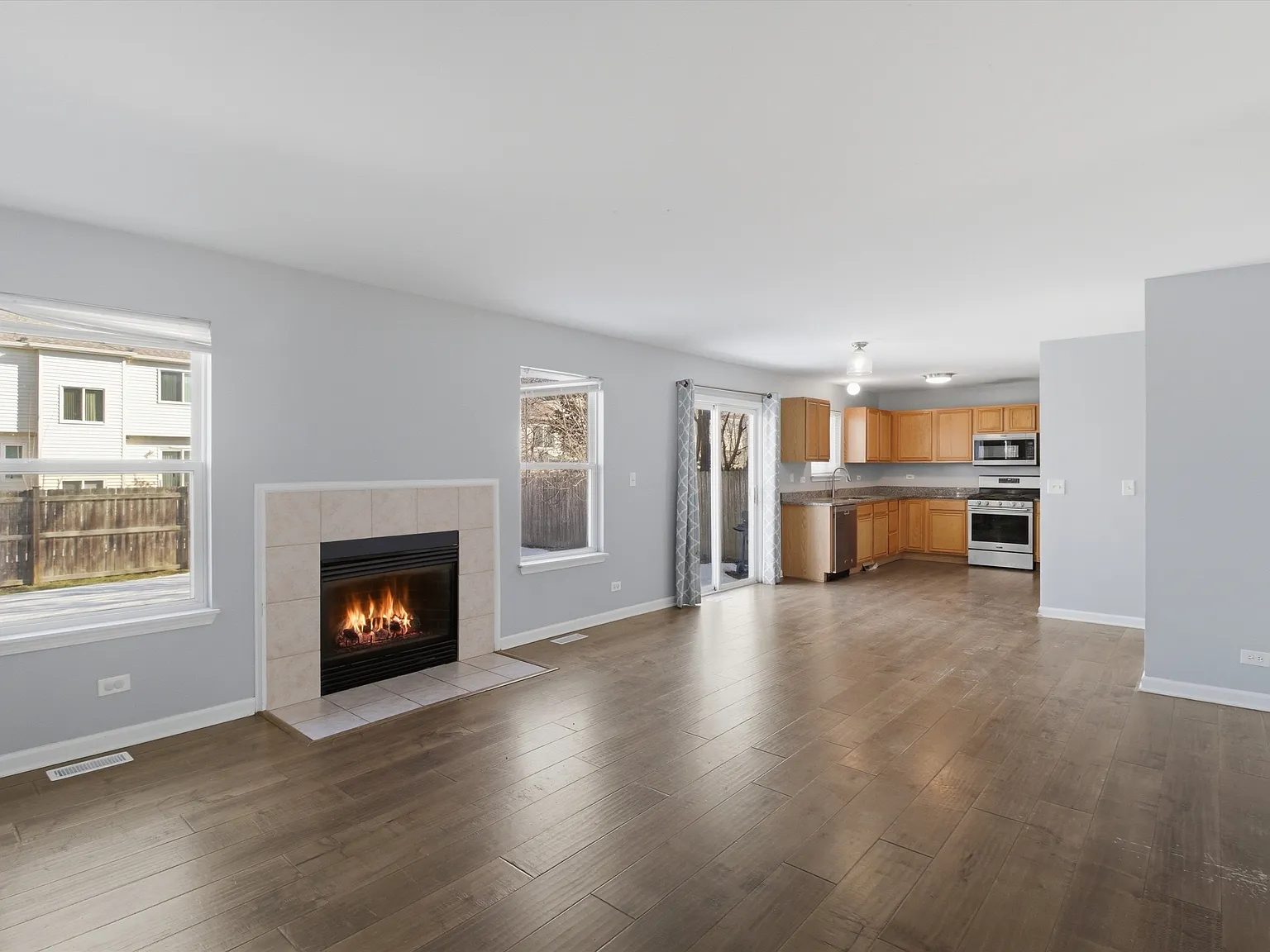 3 bed, 2.5 bath, 2500 sqft, $2,700 — Photo 2