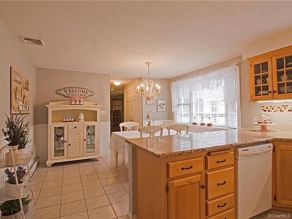 4th image of 21 Murielle Dr
