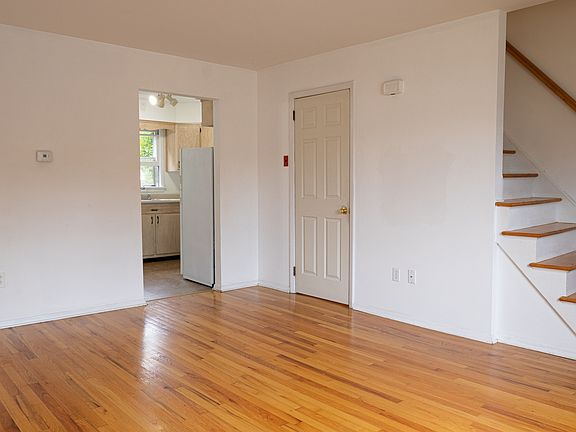 Livingroom
Entryway to kitchen
Door to downstairs