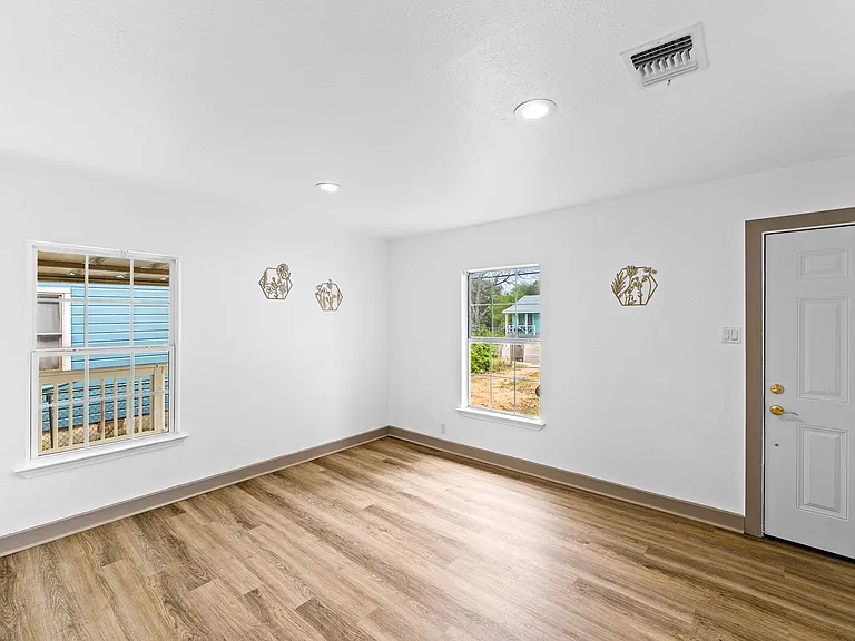 250 Koehler Ct — Photo 3