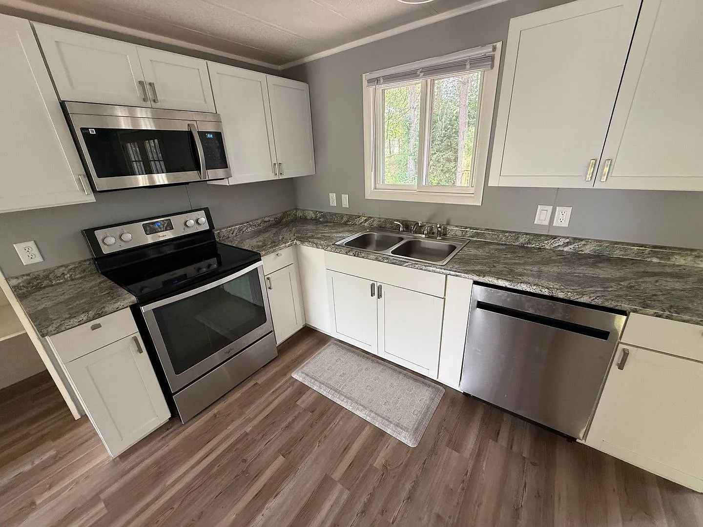 Three Bedroom, One Bathroom Duplex Apartment — Photo 3