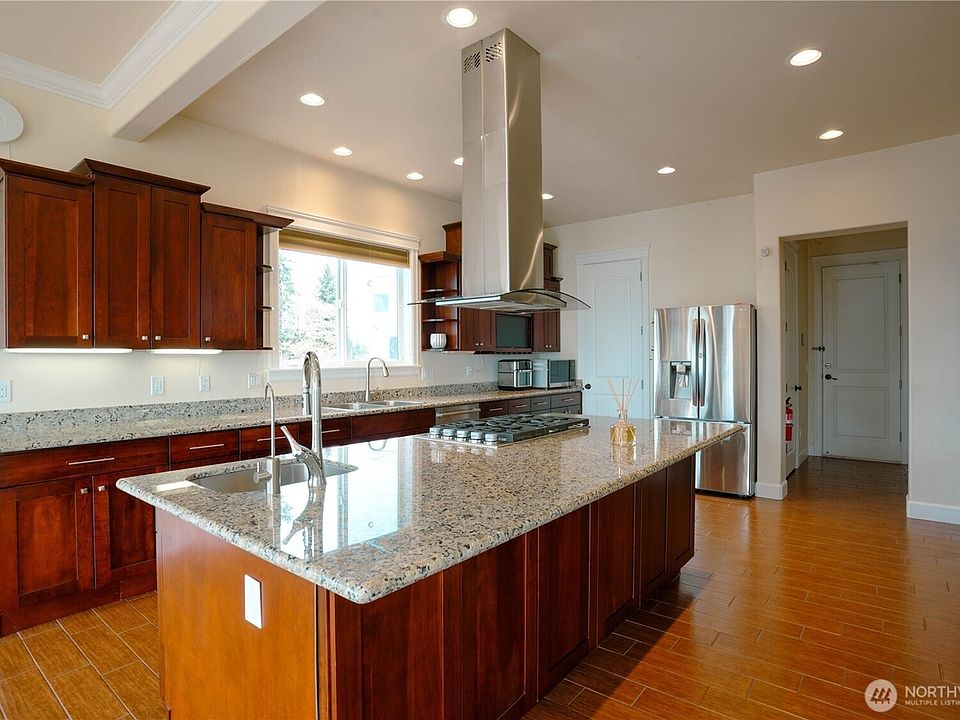 Family friendly luxury chef's kitchen