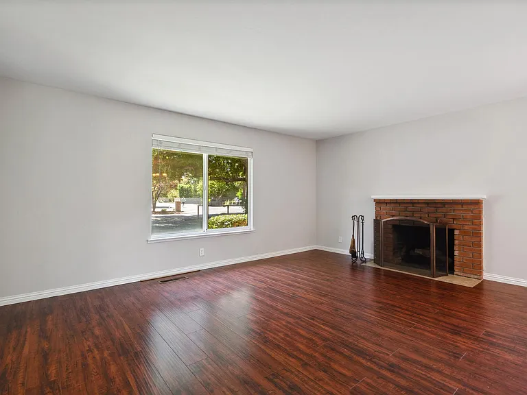 866 Woodland Ct — Photo 10