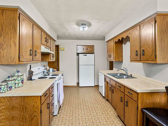 2nd image of 2 Continental Ct