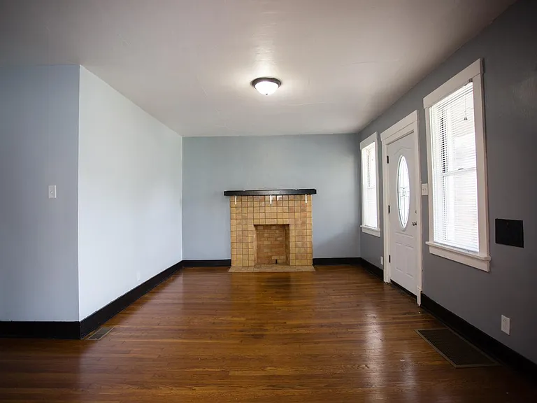 2425 Saranac Ave — Photo 8