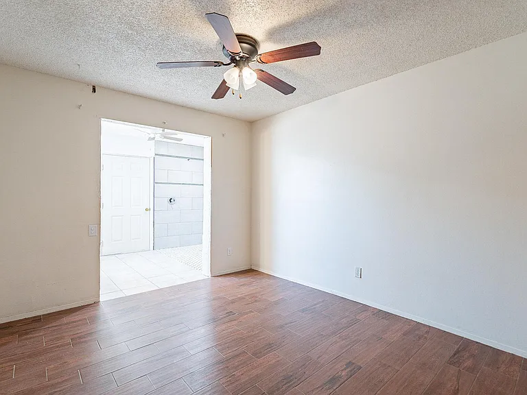 239 E Erie Dr — Photo 18