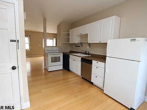 5th image of 111 W Logan St #111