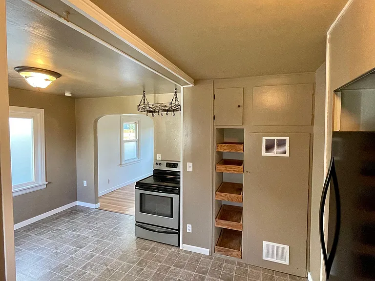 2425 Queen St — Photo 10