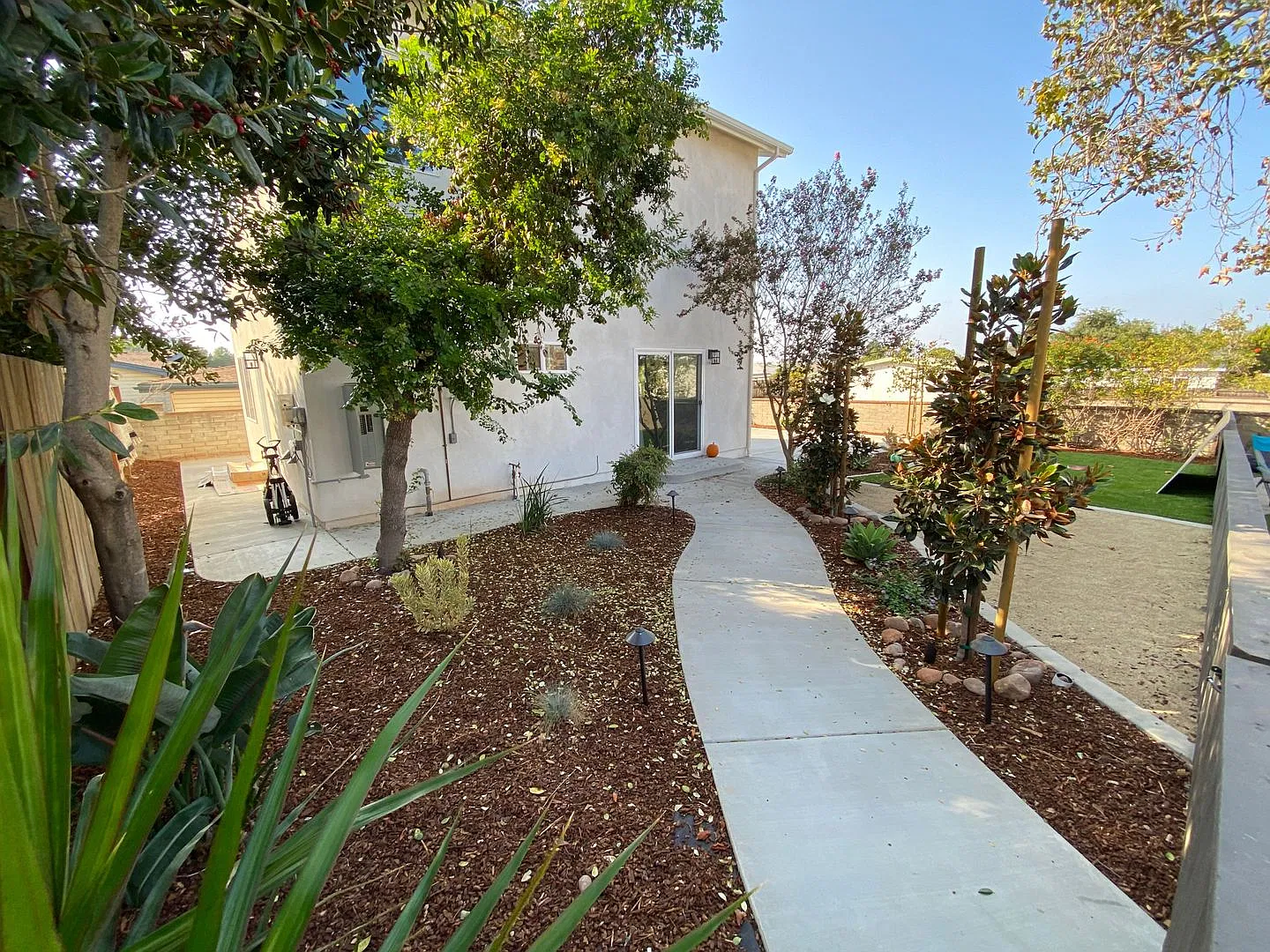 4BD/2BA, Private Yard!! — Photo 3