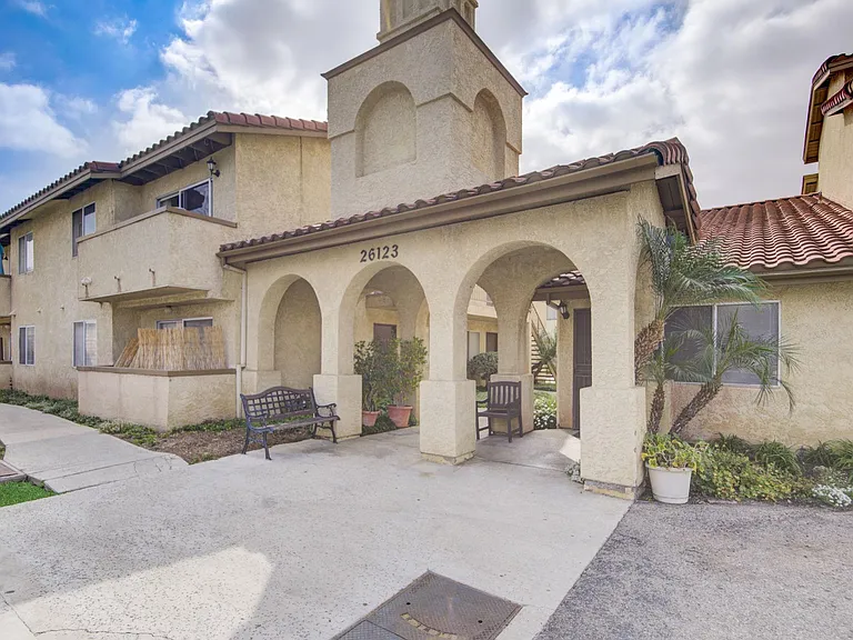 Las Flores Apartments — Photo 24