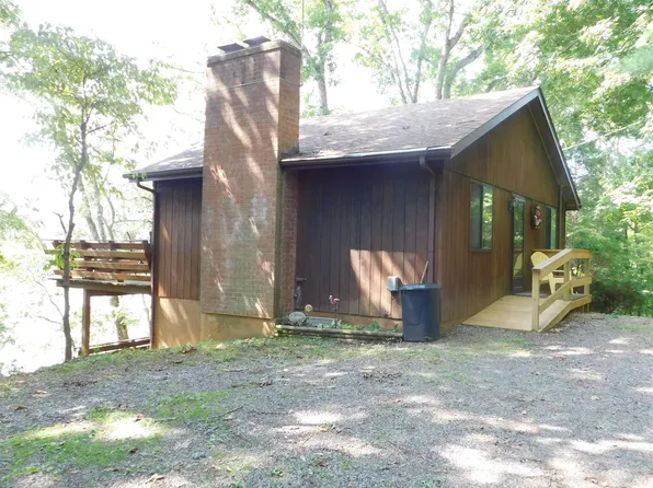 1368 Lakeview Dr, Pulaski, VA 24301