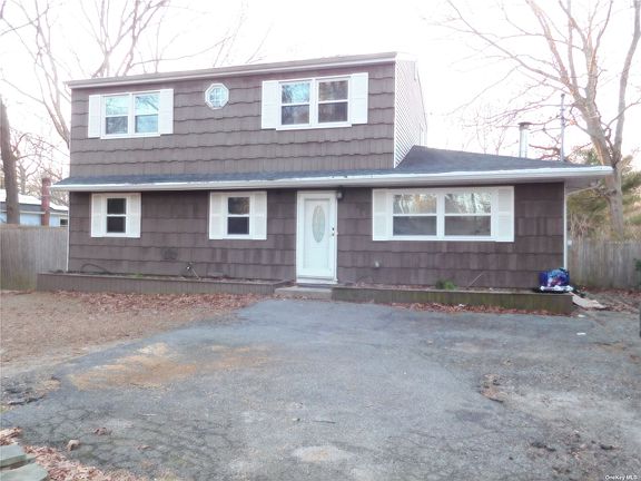2nd image of 318 Wading River Rd