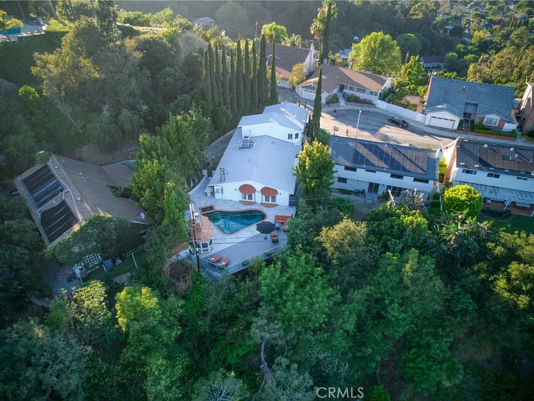7796 Skyhill Dr — Photo 27