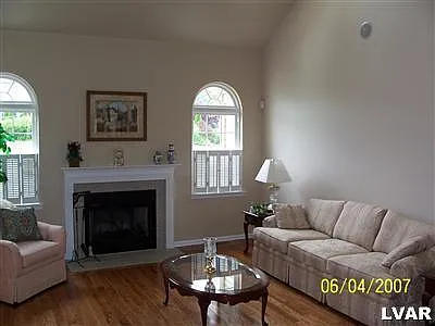 3 bed, 2.5 bath, 2252 sqft, $3,000 — Photo 2