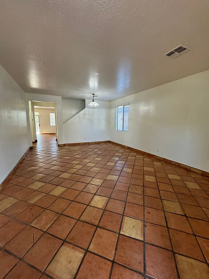 Spacious 4BR 2.5BA Home in Trailside Community Laveen, AZ — Photo 2