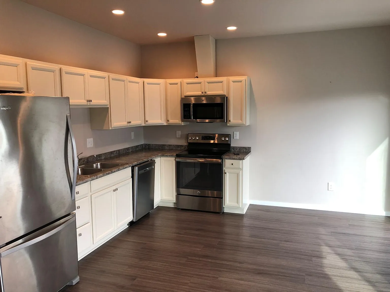 3 bed, 2.5 bath, 1460 sqft, $1,895 — Photo 2