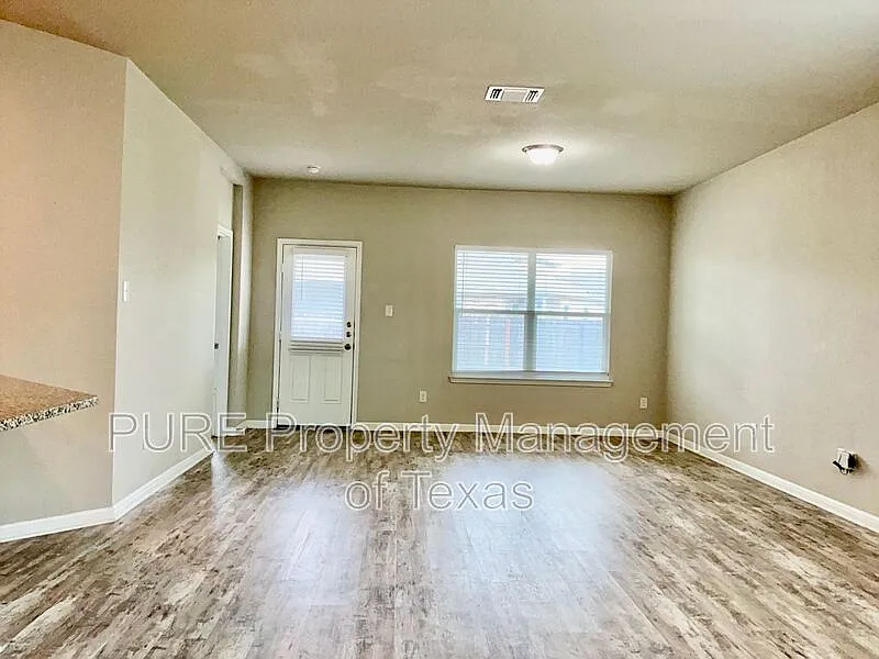 4 bed, 2.0 bath, 1989 sqft, $2,195 — Photo 4