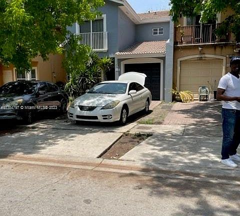 4th image of 630 SW 11th St #630