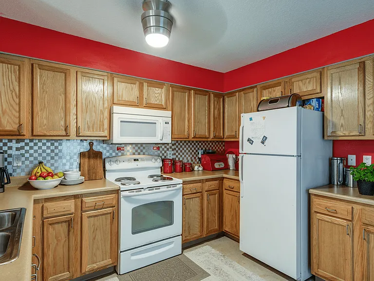 Oak Hollow — Photo 20