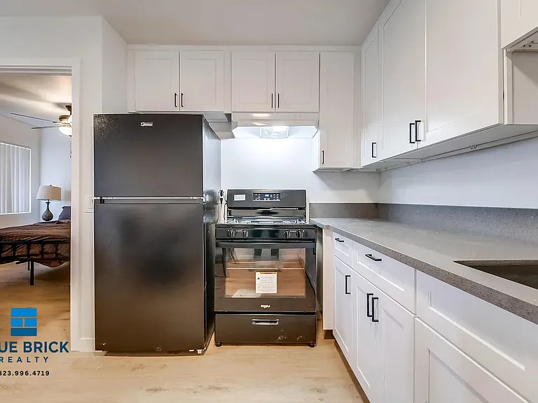 14235 Vanowen St #6 — Photo 2
